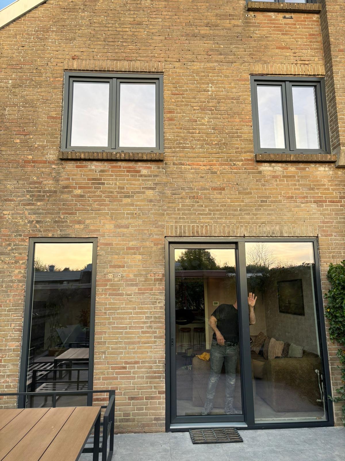 Complete achtergevel met nieuwe antraciet kozijnen en terrasdeur