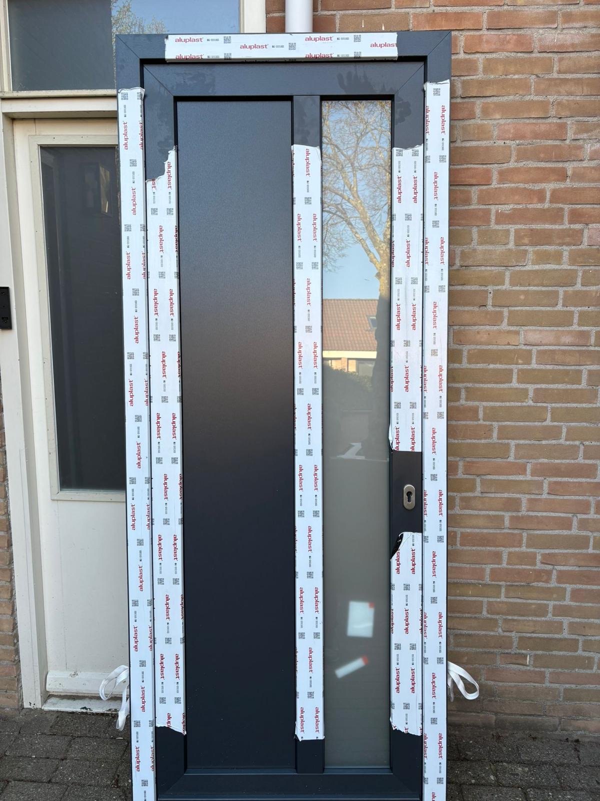 Kunststof deur net geleverd, nog in beschermfolie