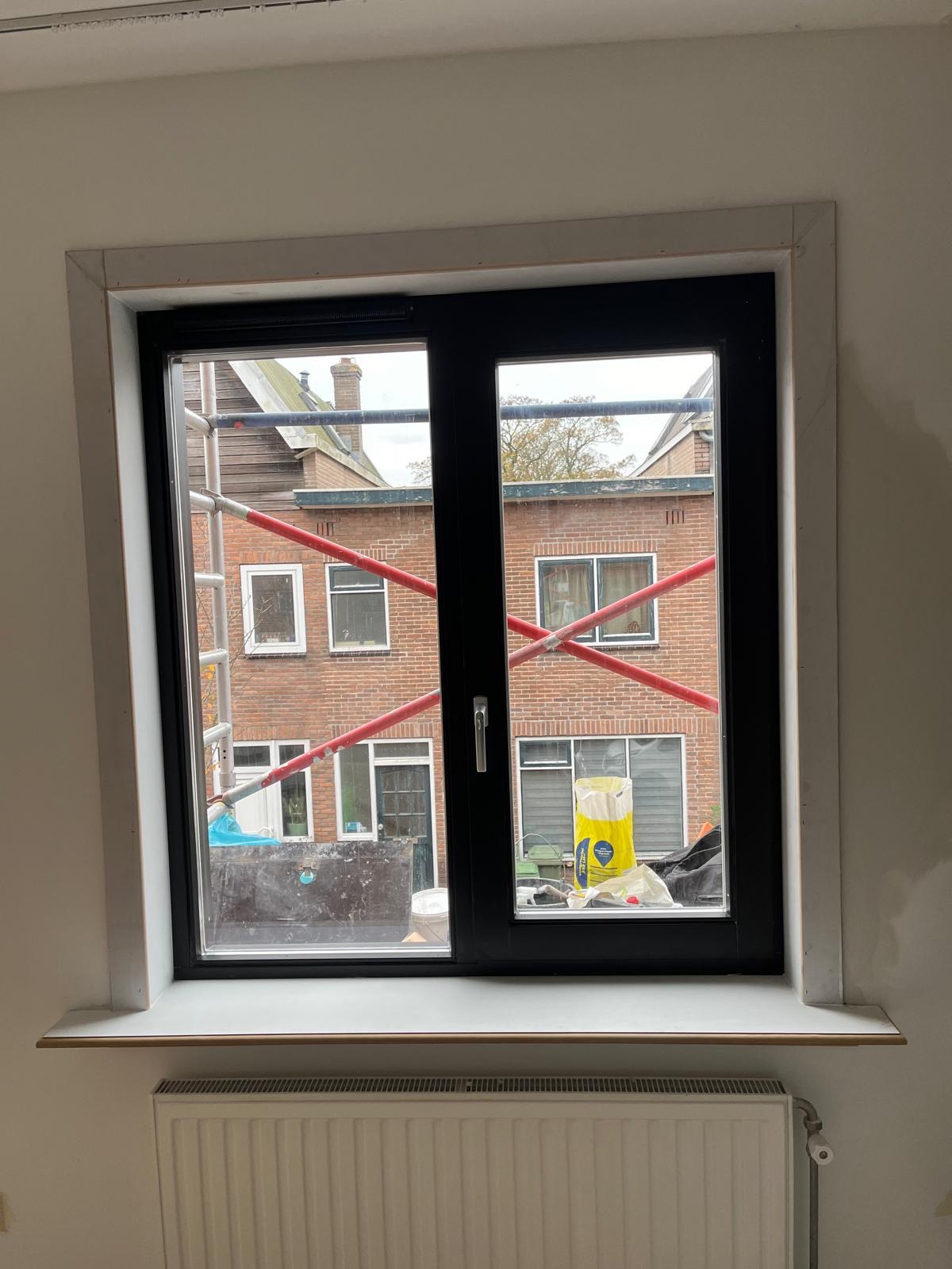 Zwart draai-kiepraam net gemonteerd, binnenzijde