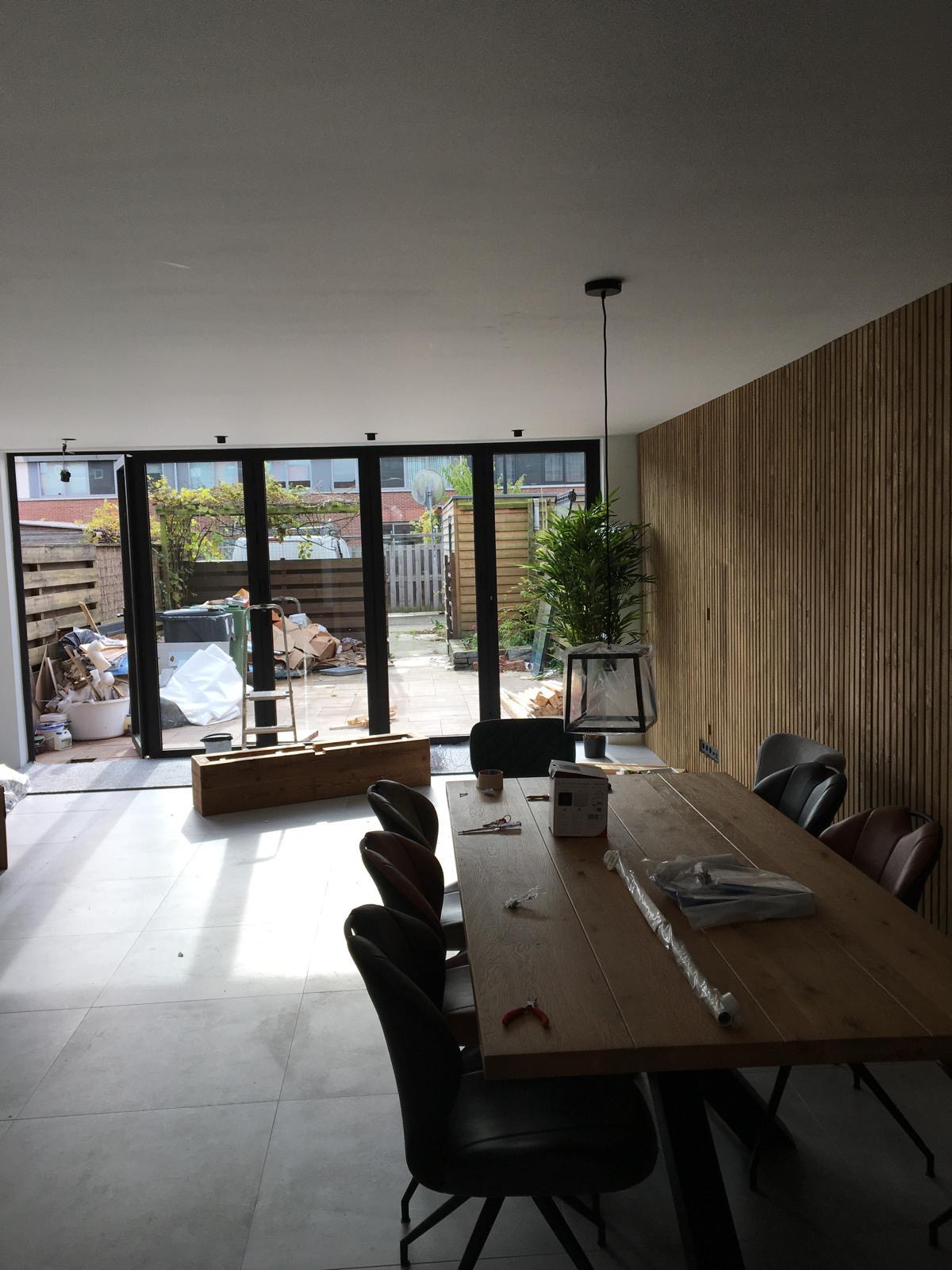 Zwarte vouwwand tijdens afmontage, interieur